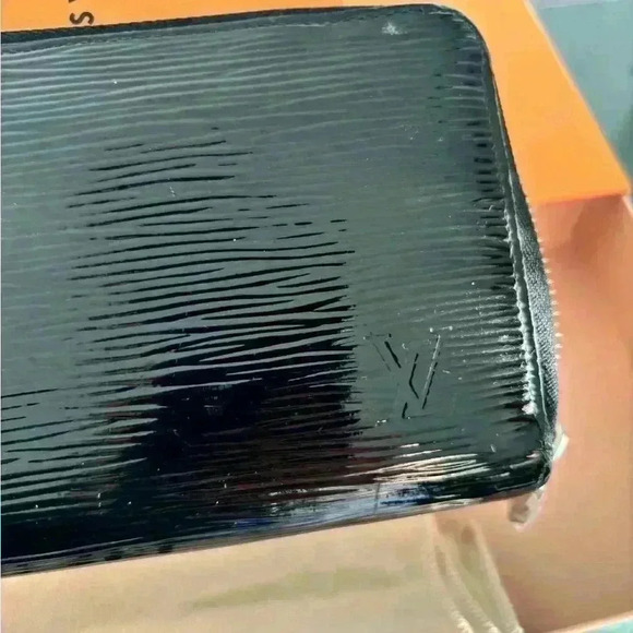 EUC Louis Vuitton Epi Noir zippy wallet full inclusion and new zipper pull - Picture 12 of 14